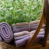 Laden Sie das Bild in den Galerie-Viewer, 2 Dreierpacks Bio Baumwolle Reinigungstücher von Solwang in rauchigem Lila in einem Korb mit Lavendel