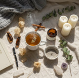 Laden Sie das Bild in den Galerie-Viewer, Winterliches Flatlay mit Heilpflanzen, Tee und Naturkosmetik-Zutaten